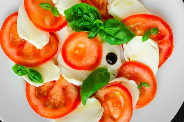 Platta Med Friska Klassiska Läckra Capresesallad Med Mogna Tomater Och — Stockfoto