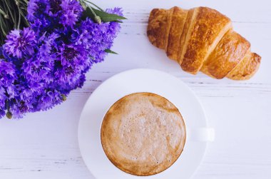 Fincan kahve kokulu mavi Peygamber ve kruvasan