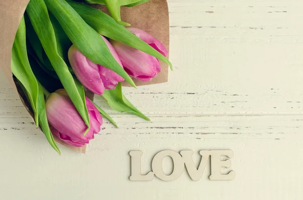 Flores de tulipán con palabra de madera LOVE —  Fotos de Stock