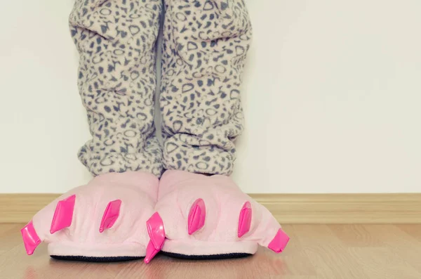 Женские ноги в милых розовых тапочках для ног — стоковое фото