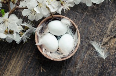 Ahşap arka planda paskalya yumurtaları