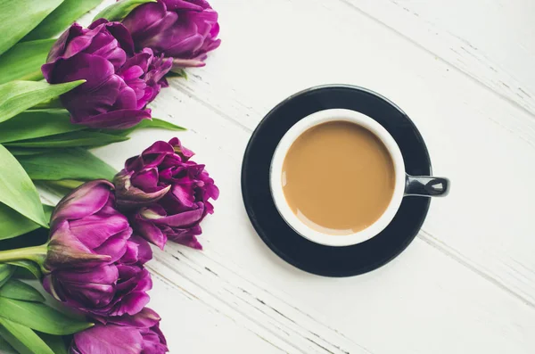 Taza de café con ramo de tulipanes ultravioleta —  Fotos de Stock