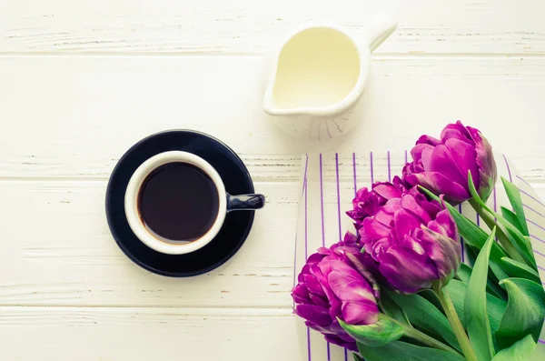 Φλιτζάνι καφέ το πρωί και ανθοδέσμη από ανοιξιάτικα λουλούδια — Φωτογραφία Αρχείου