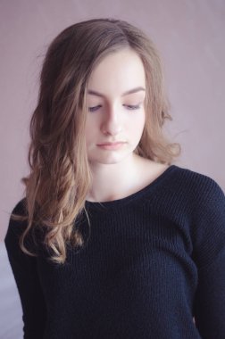 Hüzünlü güzel kız aşağı bakıyor