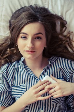 Hippi kız kısa mesaj okuma