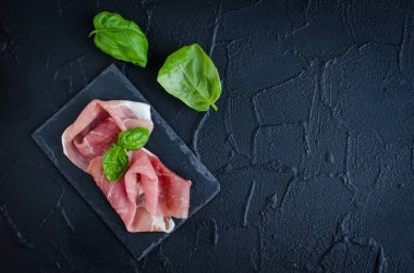 Prosciutto fesleğen ile