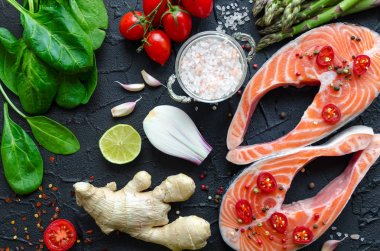 İki somon biftek sebze ile