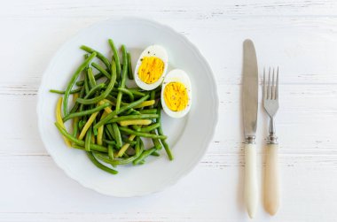 Pişmiş fasulye haşlanmış yumurta ile