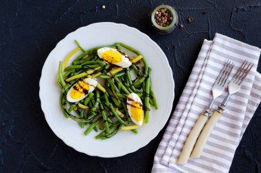 Pişmiş fasulye, haşlanmış yumurta ile sıcak salata
