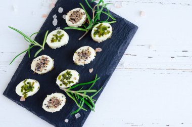 Baharatlarla yumuşak gelen Mini meze peynir