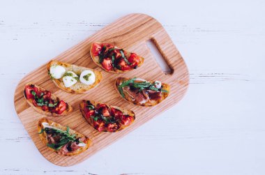 Kesme tahtası üzerinde İtalyan bruschetta