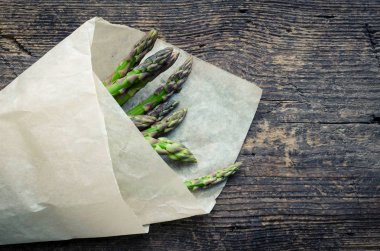 Bir sürü taze kuşkonmaz.