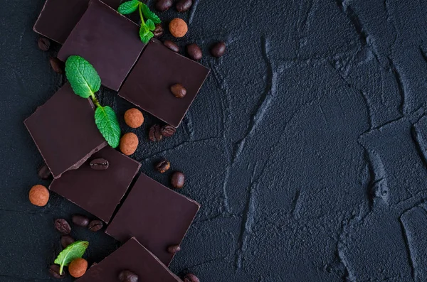 ช็อคโกแลตเข้มกับถั่วกาแฟ — ภาพถ่ายสต็อก