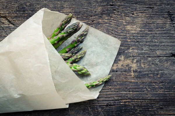 Кучка свежей спаржи