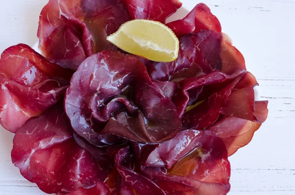 As partes de Bresaola em uma chapa — Fotografia de Stock