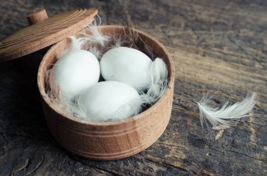 Ahşap arka planda paskalya yumurtaları