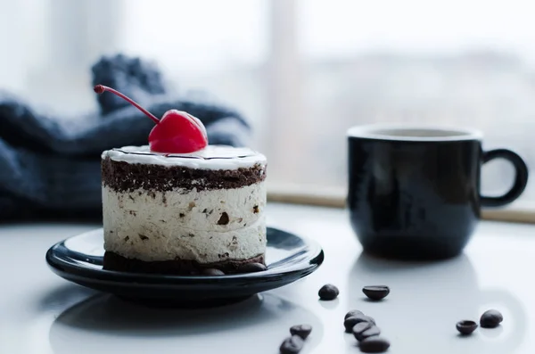 Сладкий торт с вишней и чашкой кофе — стоковое фото