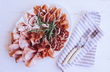 Soğuk füme et tabağı