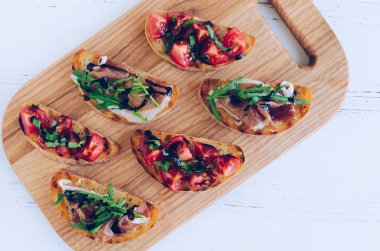 Kesme tahtası üzerinde İtalyan bruschetta