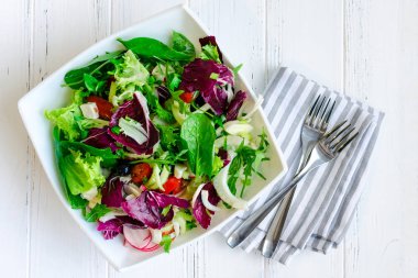 Taze yaz yeşil salata karışımı ahşap bir masa üzerinde