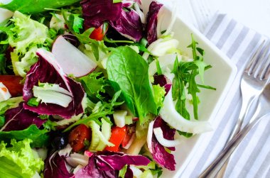 Taze yaz yeşil salata karışımı ahşap bir masa üzerinde