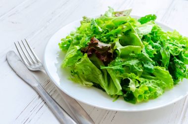 marul salata karışımı ahşap tablo