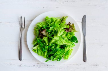 marul salata karışımı ahşap tablo