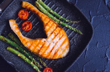 ızgara somon ve kuşkonmaz