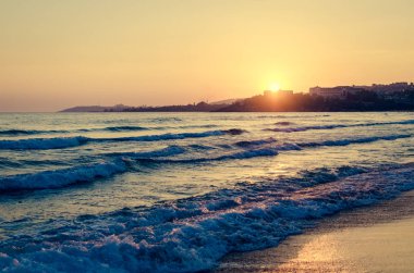 Denizin üzerinde gün batımı