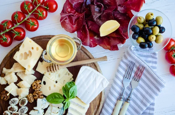 Prato com diferentes tipos de queijo — Fotografia de Stock