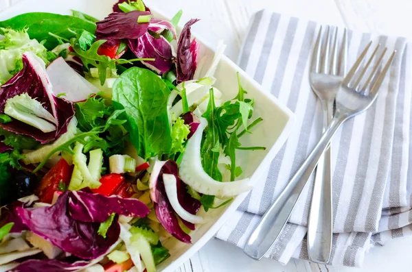 Taze yaz yeşil salata karışımı ahşap bir masa üzerinde — Stok fotoğraf