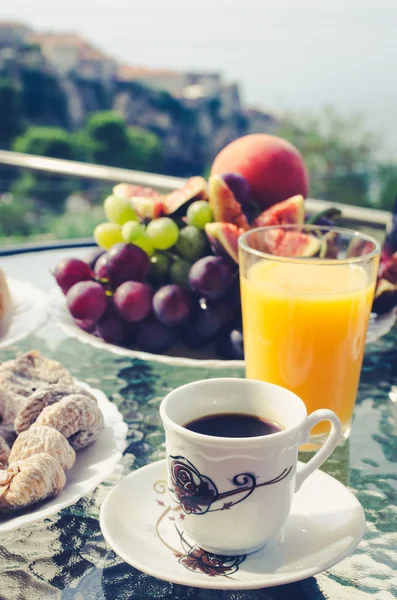 Zdrowe Śniadanie Stole Przy Filiżance Kawy Kieliszek Soku Pomarańczowego Pliki — Zdjęcie stockowe