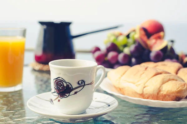 Desayuno Saludable Con Una Taza Café Plato Croissant Delicado Exuberante —  Fotos de Stock