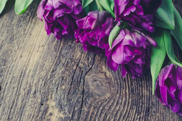 Flores Tulipán Ultravioleta Sobre Una Antigua Mesa Rústica Madera Con — Foto de Stock