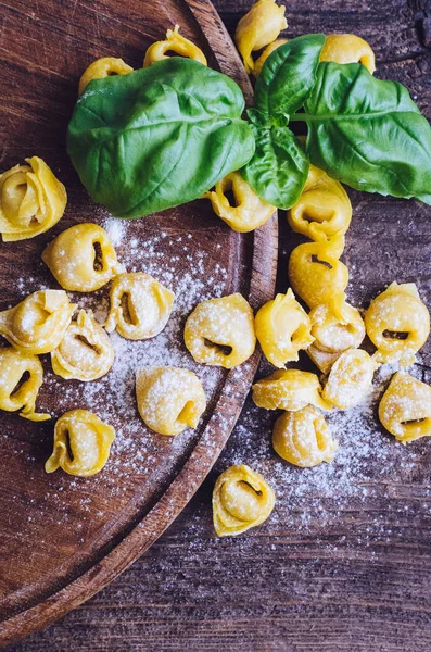 Tortellini Crudo Casero Recién Preparado Listo Para Cocinar Una Tabla —  Fotos de Stock