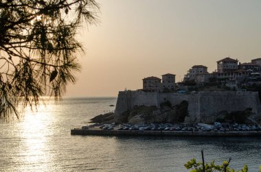 Deniz ve Stadi Grad - eski şehir Ulcinj alacakaranlık yerinde güzel gün batımı manzarasının. Adriyatik Denizi kıyısında. Karadağ.