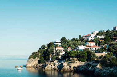 Ulcinj deniz manzarası görünümü. Adriyatik Denizi yeşil sahil. Karadağ.