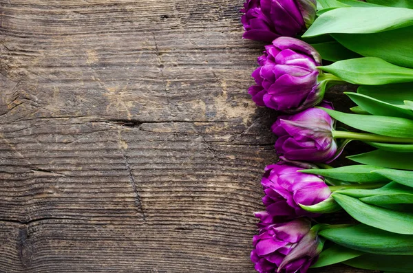 Flores Tulipán Ultravioleta Sobre Una Antigua Mesa Rústica Madera Con — Foto de Stock