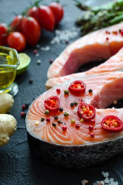 İki taze somon bifteği.