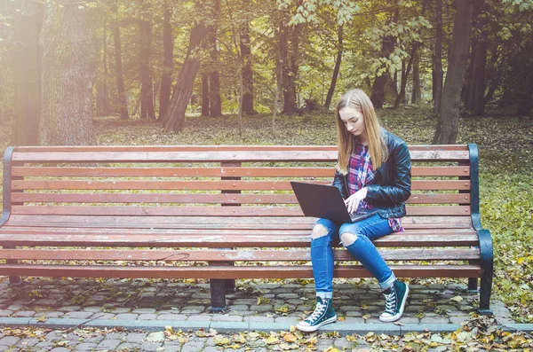 Hipster dziewczyna użytkowania laptopa w parku — Zdjęcie stockowe