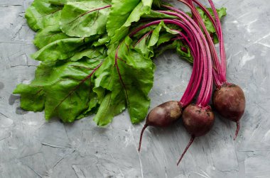 Beton arka planda genç pancarlar