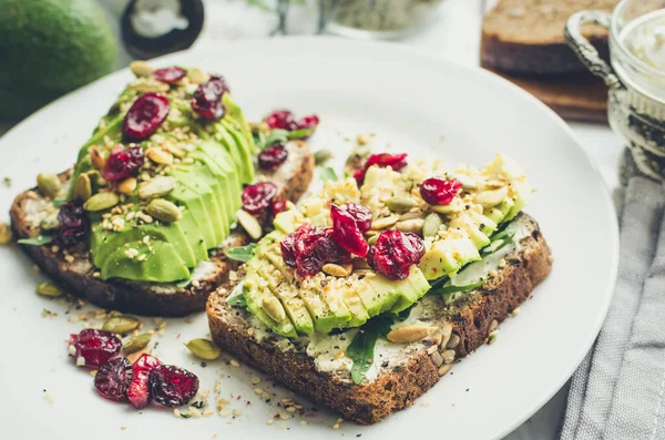 Здоровые тосты с авокадо на завтрак или обед — стоковое фото