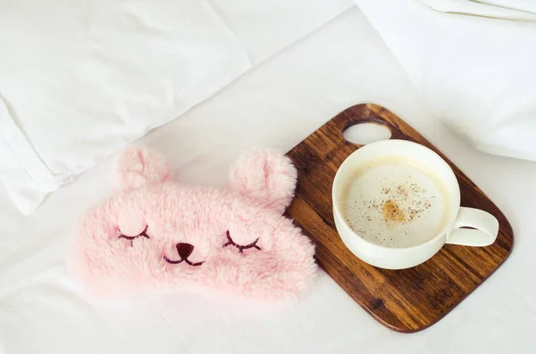 Taza de café con linda máscara de sueño rosa —  Fotos de Stock