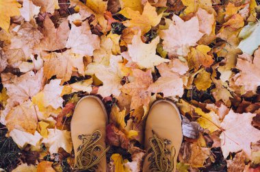 Sonbahar yaprakları ile gündelik uniseks çizmeleri
