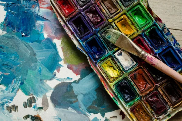 Ressam boya fırçası ve suluboya boya boya kutusu — Stok fotoğraf