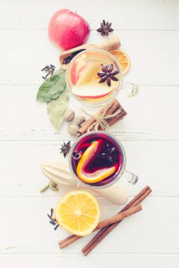 Mulled şarap farklı türde iki bardak