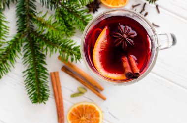 Sıcak noel sıcak şarap ya da baharatlı gluhwein.