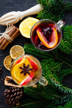Sıcak noel sıcak şarap ya da baharatlı gluhwein.