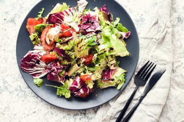 Ahşap bir masada sebze salatası karışımı