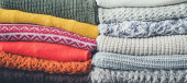 Hromadu pletené vlněné svetry